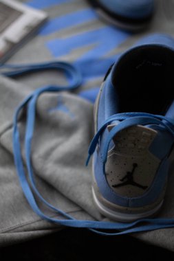 Mavi spor ayakkabıların dikey ve üst görüntüsü.