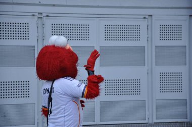Madrid, İspanya 'daki Estadio Santiago Bernabeu' nun önünde Elmo kostümlü bir futbol fanatiği.
