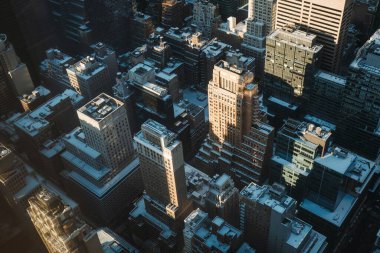 New York, ABD 'de kışın güneşli bir günde gökdelenlerin kuş bakışı görüntüsü