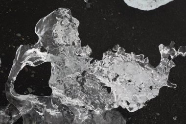 Karanlık bir arkaplanda soyut bir buz formunun yakın çekimi