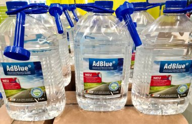 Bir markette satılık AdBlue marka yakıt katkı maddelerinin yakın çekim görüntüleri.