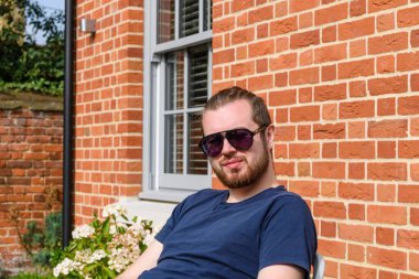 Beyaz bir erkeğin büyüleyici bir şekilde gülümseyişinin sığ bir odak noktası.