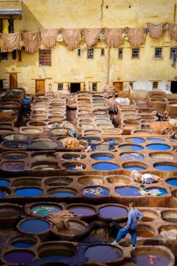 Fez Fas 'taki Chouara Tabakhanesi' nin dikey çekimi. Asılı malzemeler ve çalışan insanlarla birlikte.