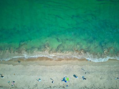 Rhode Island 'ın Charlestown Gedik' inde dinlenen insanların olduğu kumlu sahil.