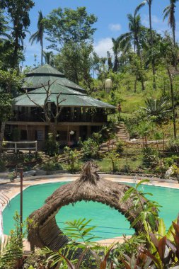 Filipinler 'de büyük bir havuzu olan tatil için güzel bir dinlenme yeri.