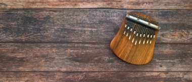 Müzik enstrümanlarının sınıflandırılmasında kalimba lamellofon kategorisinde veya koparılmış idiyofonlarda yer almaktadır..