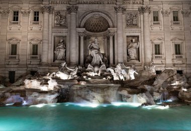 Roma, İtalya 'daki aydınlatılmış Trevi Çeşmesinin güzel bir manzarası.