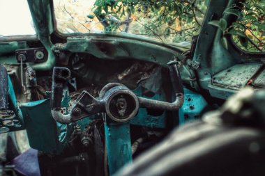 Bir uçak enkazının kontrol tekerleğinin yakın çekimi..