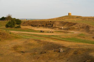 Dağların üzerinde büyüleyici bir altın gün batımı manzarası