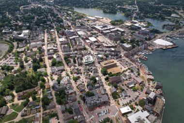 Sahildeki bir şehrin yüksek açılı görüntüsü