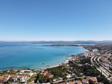 Binaların üzerinde büyüleyici bir altın gün batımı manzarası