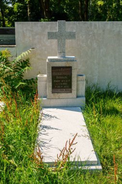 Çapraz sembollü bir mezar ve Cytadela parkındaki ikinci dünya savaşı askerlerinin mezarlığında yeşil çimenler..