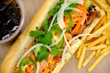 Patates kızartması ve gazoz ile servis edilen Vietnam sandviçi.