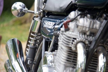 Kawasaki Z900 model klasik bisiklet detayı.