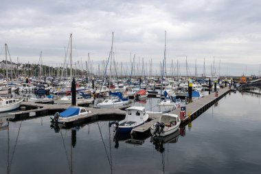 Bangor, İngiltere 'de bulutlu bir günde limana demirlemiş teknelerin manzarası