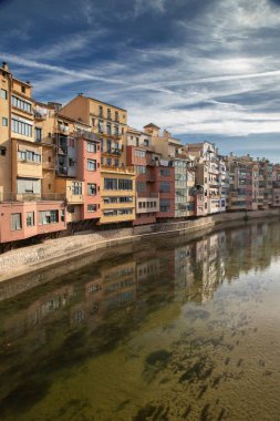 İspanya 'nın Girona kentindeki şeffaf nehrin kıyısındaki renkli binalar.