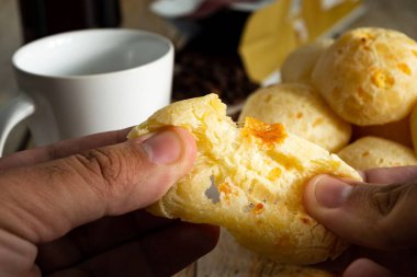 Eller peyniri ikiye böler.