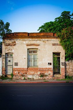 Caddenin kenarındaki terk edilmiş bir binanın dikey görüntüsü.