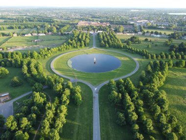 Diana 'nın yeşil yaz mevsiminde Bushy Parkı ve Fıskiyesi' nin insansız hava aracı görüntüsü, Londra, İngiltere