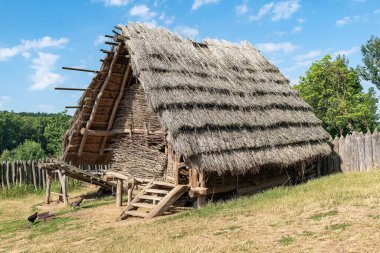 Archeoskanzen Modra, Büyük Moravya yerleşiminin açık hava müzesi, Modra. Hasır örülmüş duvarları olan ahşap bina.