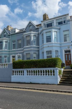 Bangor, İngiltere 'deki modern binaların düşük açılı görüntüsü