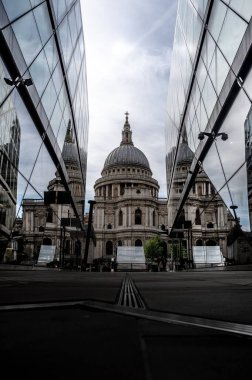 St. Paul Katedrali 'nin dikey bir çekimi Londra' daki bir Anglikan katedralidir.
