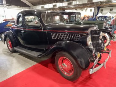 1935 model siyah bir Ford V8 'in 48. model beş vitrinde sergi salonunda çekilmiş. Klasik araba şovu..