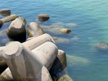 Denizde Tetrapod dalgakıranı duvarı
