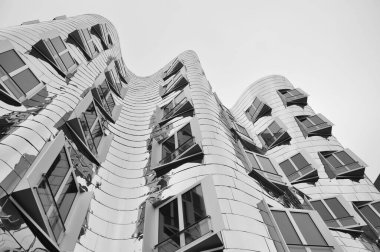 Almanya 'nın Düsseldorf kentindeki Medya Limanı' ndaki Gehry binalarının aynalı metal cephesi.