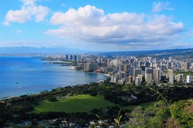 Binaların ve Honolulu, Hawaii kıyılarının yüksek açılı bir görüntüsü.