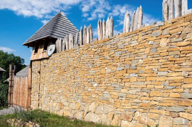 Archeo Açık Hava Müzesi Modra. Muhafız kulesi olan Büyük Moravia zamanından kalma sahte bir şato manzarası.