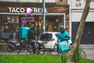 Taco Bell fast food restoranı, Plymouth, Devon 'da iki teslimatçı.