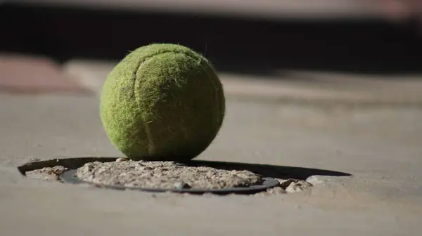 Strzał Bliska Starej Piłki Tenisowej Ziemi — Zdjęcie stockowe