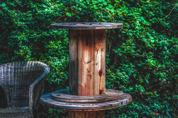 Primer Plano Una Gran Bobina Madera Jardín Frente Los Arbustos —  Fotos de Stock