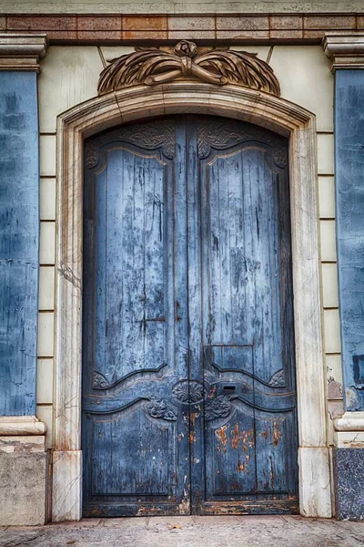 Вертикальный Снимок Старинной Деревянной Синей Двери Рамой — стоковое фото
