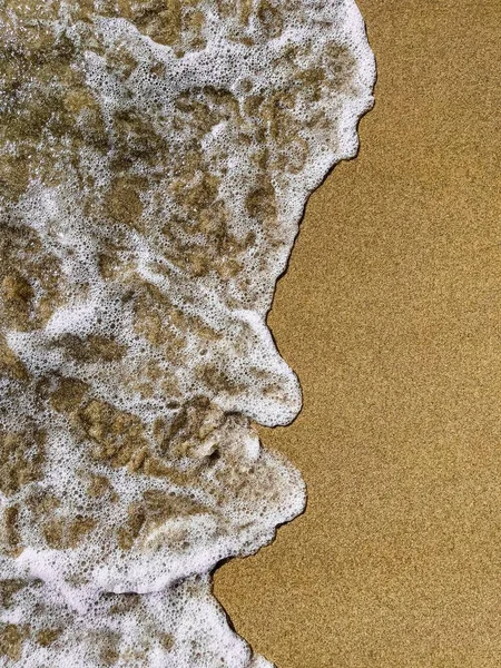 Tiro Vertical Onda Oceânica Suave Com Espuma Uma Praia Areia — Fotografia de Stock