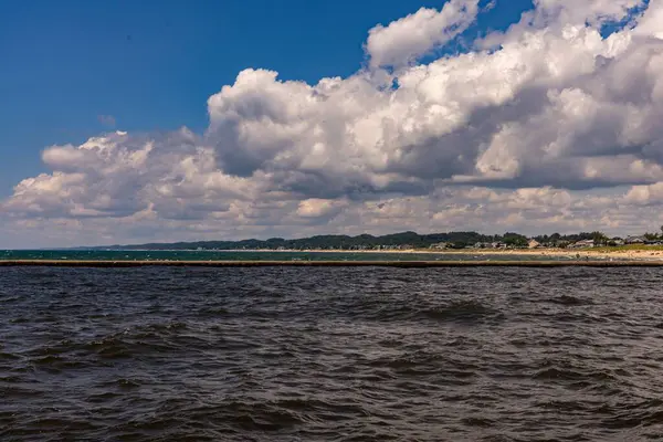 大きな雲と水から見たミシガン湖沿岸のビーチ — ストック写真