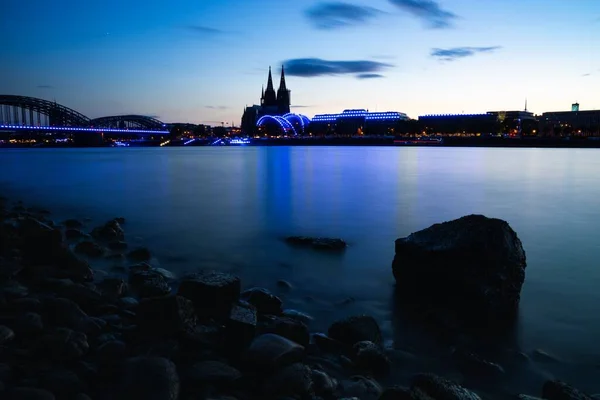 有名なケルン大聖堂とホーエンツォレルン橋の美しい景色は ドイツの日没でライン川を渡ります — ストック写真