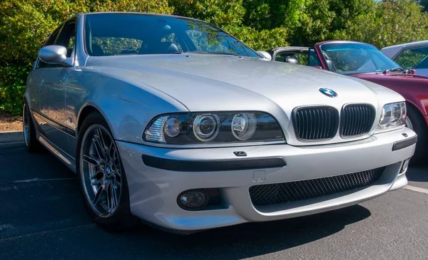 Ein Silberner Bmw E39 Auf Einer Automesse — Stockfoto