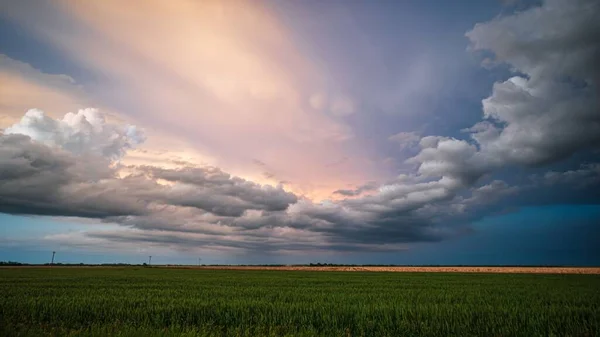Фантастический Снимок Неба Облаков Над Зеленым Полем — стоковое фото