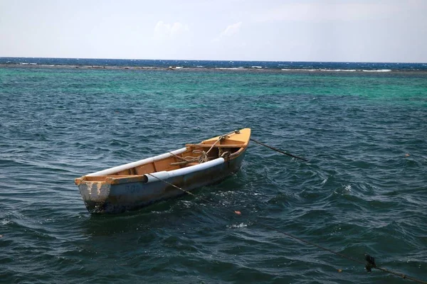 Een Jamaica Fishing Boat Het Zeewater Morgen — Stockfoto