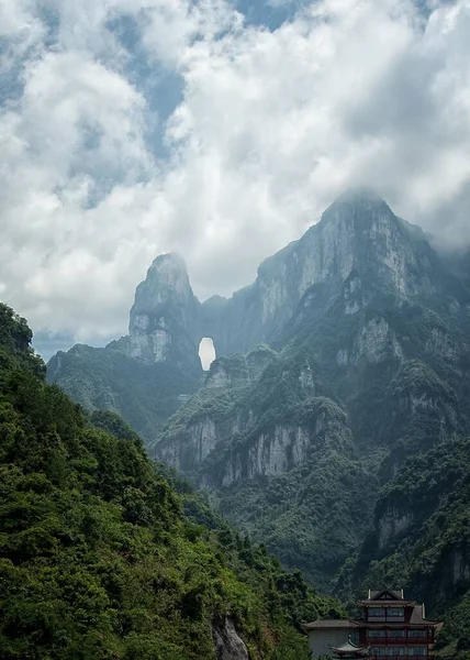 張家界 中国で雲に覆われた緑の山々の垂直ショット — ストック写真