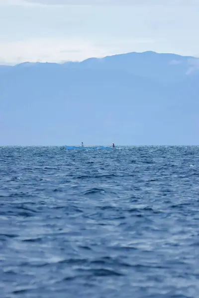 Вертикальный Снимок Мирного Морского Пейзажа Горами Горизонтом Филиппинах — стоковое фото