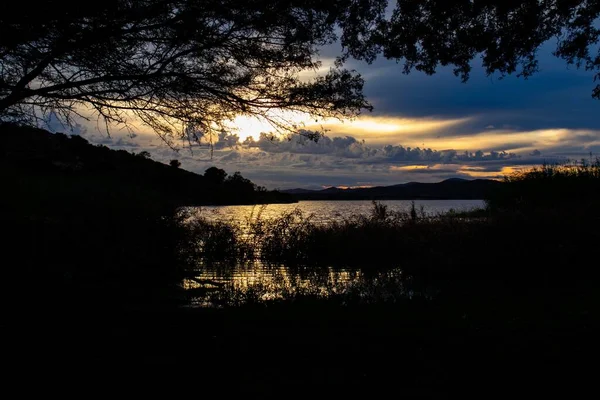 Pôr Sol Dramático Sobre Silhueta Lagoa Prado — Fotografia de Stock