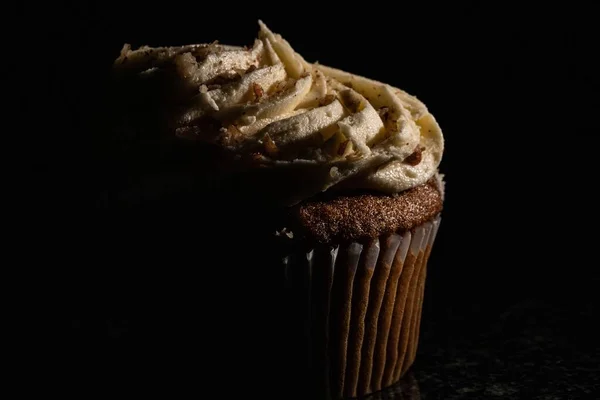 Uma Foto Close Cupcake Chocolate Com Uma Cobertura Fundo Preto — Fotografia de Stock