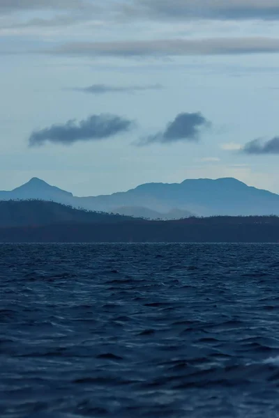 Vertikal Bild Fridfull Kustlandskap Med Berg Och Skyline Filippinerna — Stockfoto