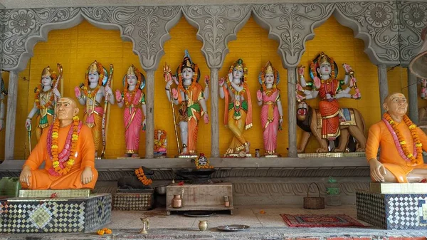 Αρκετές Ινδική Αγάλματα Του Θεού Μια Εκκλησία Όμορφο Εσωτερικό — Φωτογραφία Αρχείου