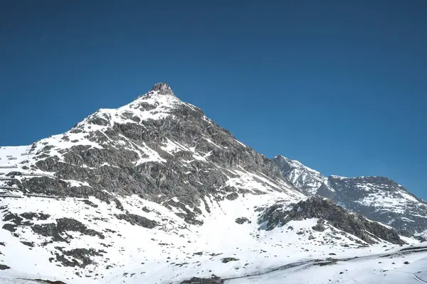 Snötäckt Bergstopp Mot Blå Himmel Schweiz — Stockfoto