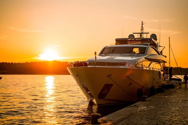 Piękny Widok Jacht Stojący Porcie Sibenik Adriatyku Podczas Złotego Zachodu — Zdjęcie stockowe