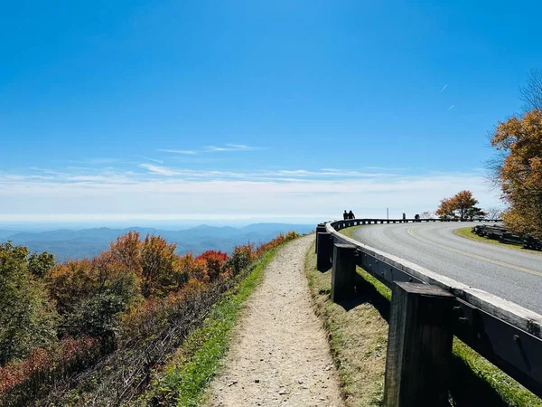 Uma Bela Vista Estrada Vazia Junto Com Árvores Outono Sob — Fotografia de Stock